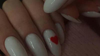 Манікюр на День Валентина 2022: з сердечками і без