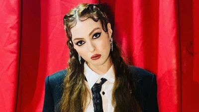 Зухвала Маша Полякова в піджаку з краваткою показала всім середній палець