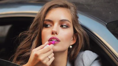 Ведущая Саша Кучеренко вышла в свет с синими бровями.