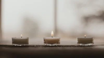 Так пахнуть дедлайни: в Україні випустили свічки з дуже дивними запахами