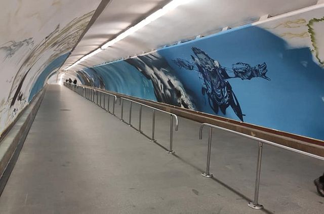 Дождались: длинный переход в метро между 'Майданом' и 'Крещатиком' разрисовали - фото 538301