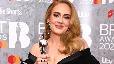Пишаємось: Адель отримала премію BRIT Awards у стильній сукні українського бренду