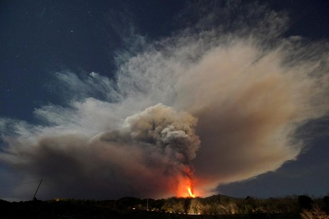 На Сицилии проснулся вулкан, и его извержение осветило остров - фото 538962