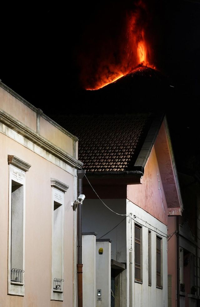 На Сицилии проснулся вулкан, и его извержение осветило остров - фото 538963
