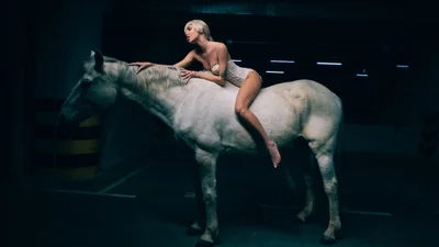 raznotsvetnaya - новый стильный клип DOROFEEVA от Таню Муиньо