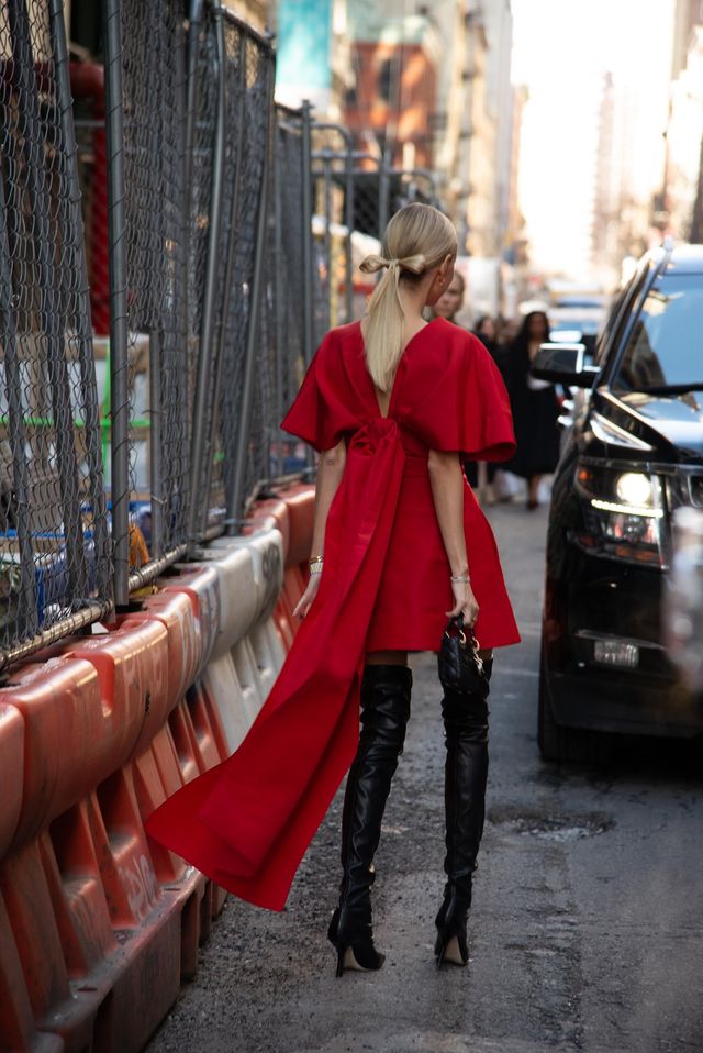 Смелые и причудливые образы с Недели моды в Нью-Йорке, доказывающие: обыденность не в моде - фото 539504