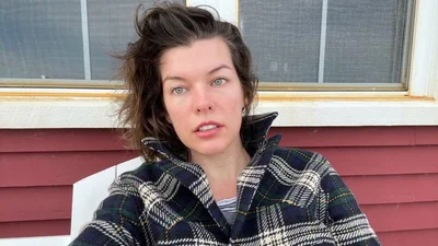 Міла Йовович одягнула сукню, яка переконала фанів у її вагітності