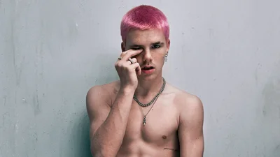 Круз Бекхэм с розовыми волосами украсил обложку глянца