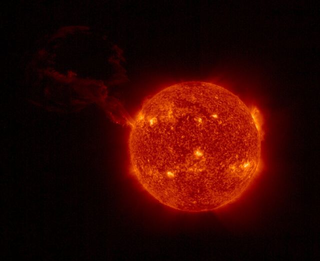 Показали фото гигантского извержения на Солнце - фото 539890