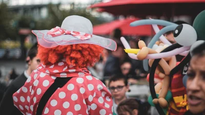 Девушку заблокировали в Tinder из-за фото в костюме клоуна