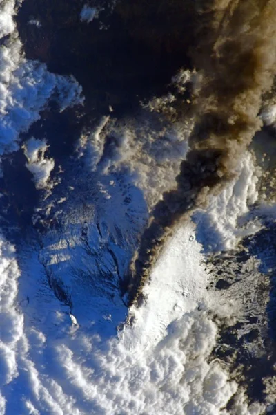 Впечатляющие фото извержения вулкана Этна, сделанные в космосе - фото 540020