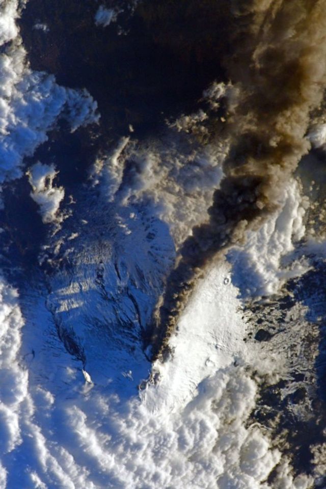 Впечатляющие фото извержения вулкана Этна, сделанные в космосе - фото 540020