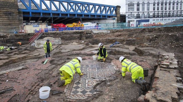 В Лондоне нашли идеально сохранившуюся древнеримскую мозаику - фото 540022