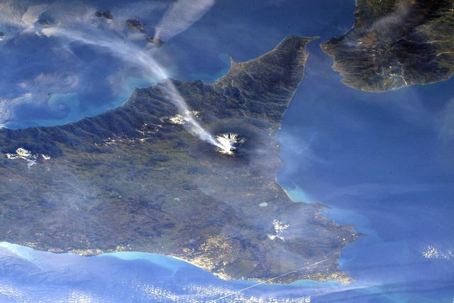Впечатляющие фото извержения вулкана Этна, сделанные в космосе - фото 540024