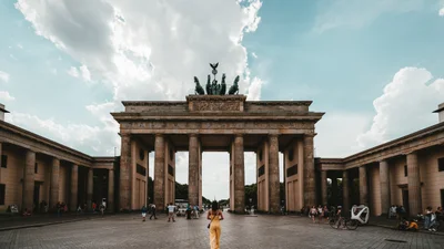 Бранденбурзькі ворота в Німеччині підсвітили синьо-жовтии кольором