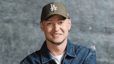 Андрей Хливнюк, который обороняет Киев, спел посреди пустой Михайловской площади