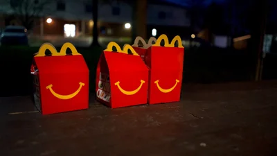 В России закрыли McDonald's, и теперь люди перепродают еду за сумасшедшие деньги