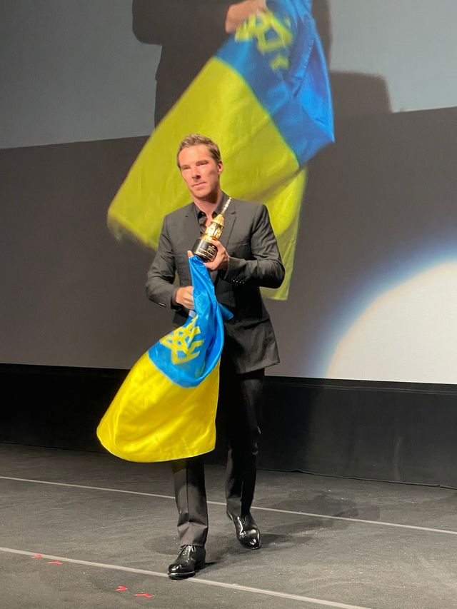 Бенедикт Камбербетч з прапором України підтримав наш народ - фото 540658