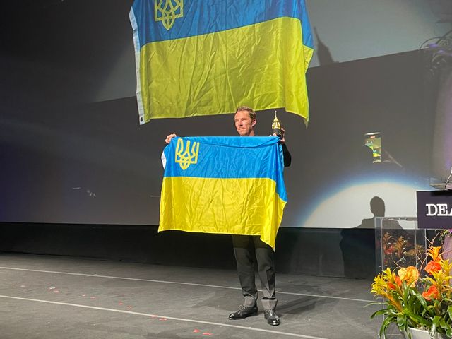 Бенедикт Камбербетч з прапором України підтримав наш народ - фото 540659