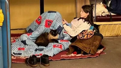 Вазони і шкарпетки на поручнях: фото, як люди живуть у метро, облетіло мережу