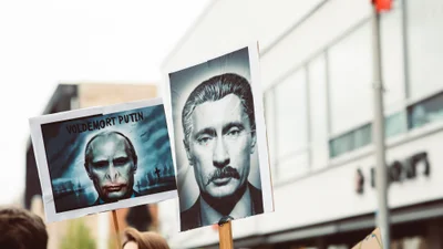 У Польщі з'явився новий малюнок з Путіним і його кумирами
