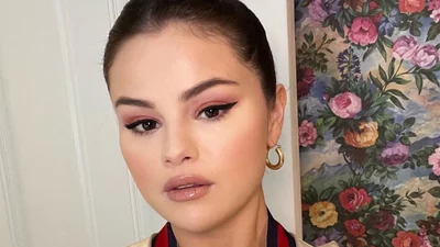 Селена Гомес похвасталась подтянутой фигуркой в соблазнительном красном платье