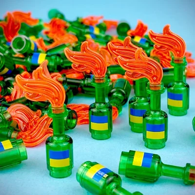 Lego продала фигурки Зеленского и бандерасмузи для нужд Украины - фото 541007