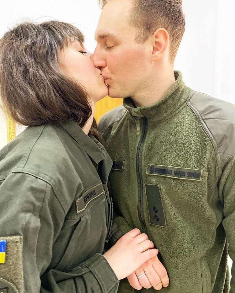 Любовь победит: более 10 тысяч влюбленных поженились с начала войны - фото 541119