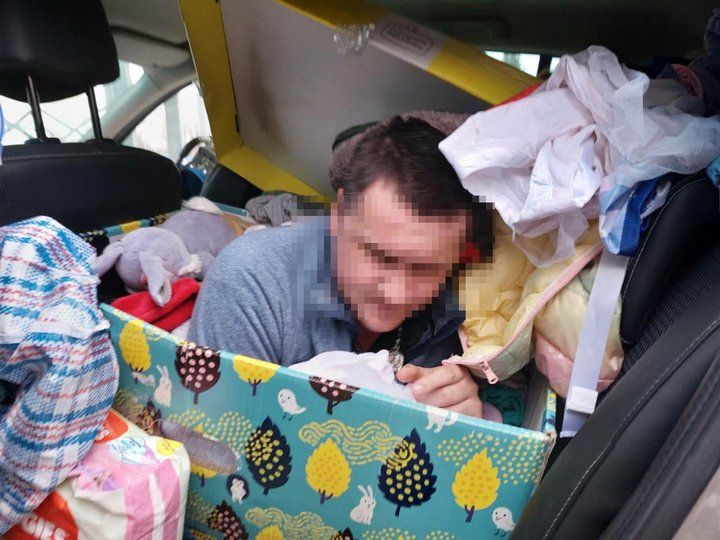 Мужчина спрятался в бейби-боксе, чтобы сбежать за границу, но потерпел фиаско - фото 541182