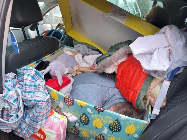 Мужчина спрятался в бейби-боксе, чтобы сбежать за границу, но потерпел фиаско - фото 541183