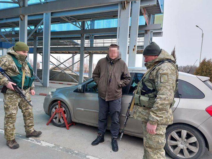 Мужчина спрятался в бейби-боксе, чтобы сбежать за границу, но потерпел фиаско - фото 541185