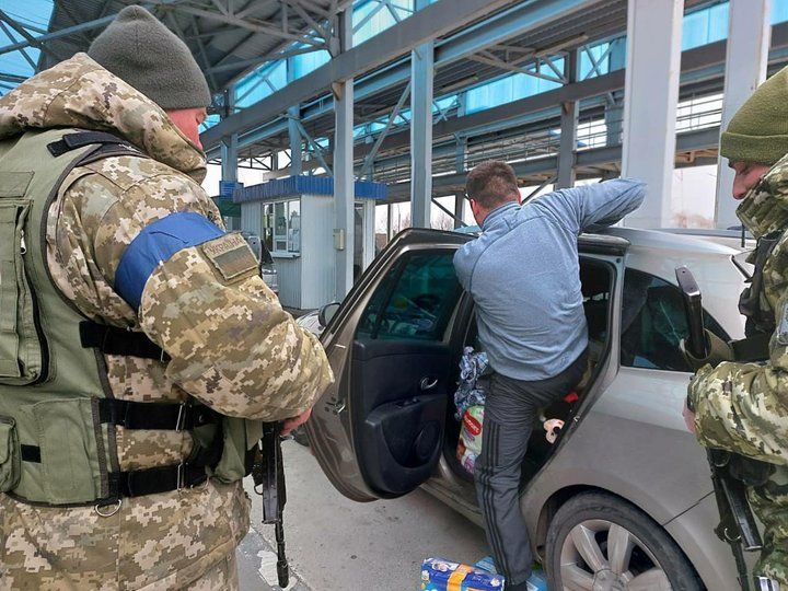 Мужчина спрятался в бейби-боксе, чтобы сбежать за границу, но потерпел фиаско - фото 541186