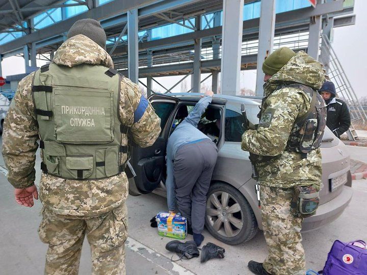 Мужчина спрятался в бейби-боксе, чтобы сбежать за границу, но потерпел фиаско - фото 541187