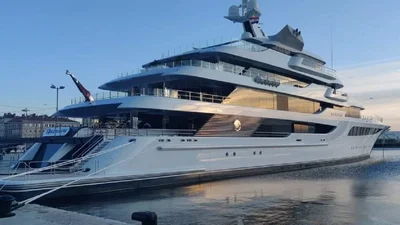 Слідом за "золотим" вагоном арештували яхту Медведчука, і це 5 палуб розкоші