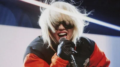 Майли Сайрус посреди концерта включила кадры из Киева, чтобы поддержать Украину