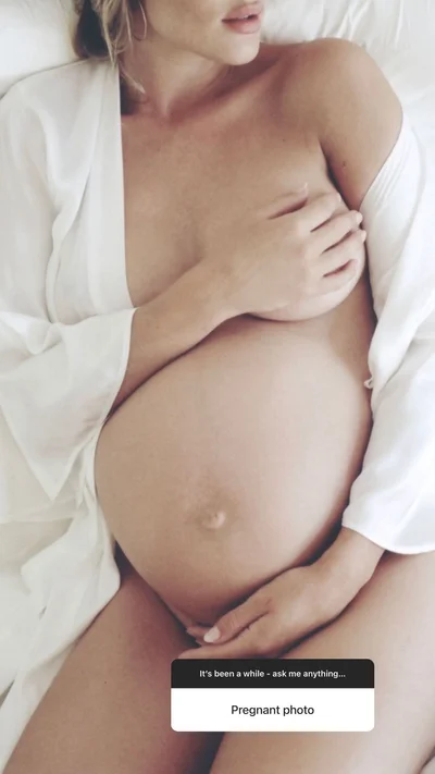 Роузи Хантингтон-Уайтли показала ранее невиданное фото времен беременности - фото 541537