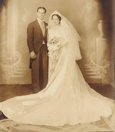Дівчина одягнула на весілля сторічну сукню прабабусі, і її образ просто вау - фото 541595