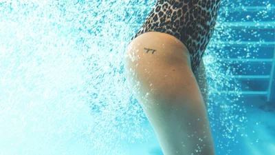 Жінка шукає чоловіка, ім'я якого набила на своїй дупці ще 10 років тому