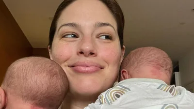 Эшли Грэм показала, как справляется с близнецами, и это самые трушни мамские фото