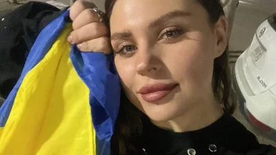 Александра Зарицкая спела гимн Украины в центре Нью-Йорка под сине-желтым флагом