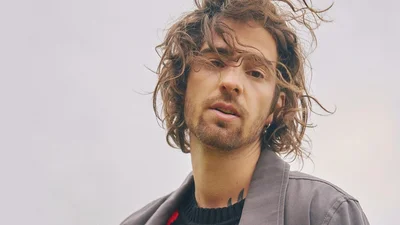 Володимир Дантес заспівав правдиву пісню про війну в Україні