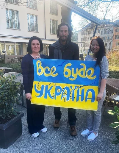 Наш человек: Киану Ривз на нашей стороне и доказательство тому – плакат 'Все буде Україна' - фото 541875