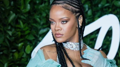 Вагітна Ріанна вийшла у світ у прозорій сукні