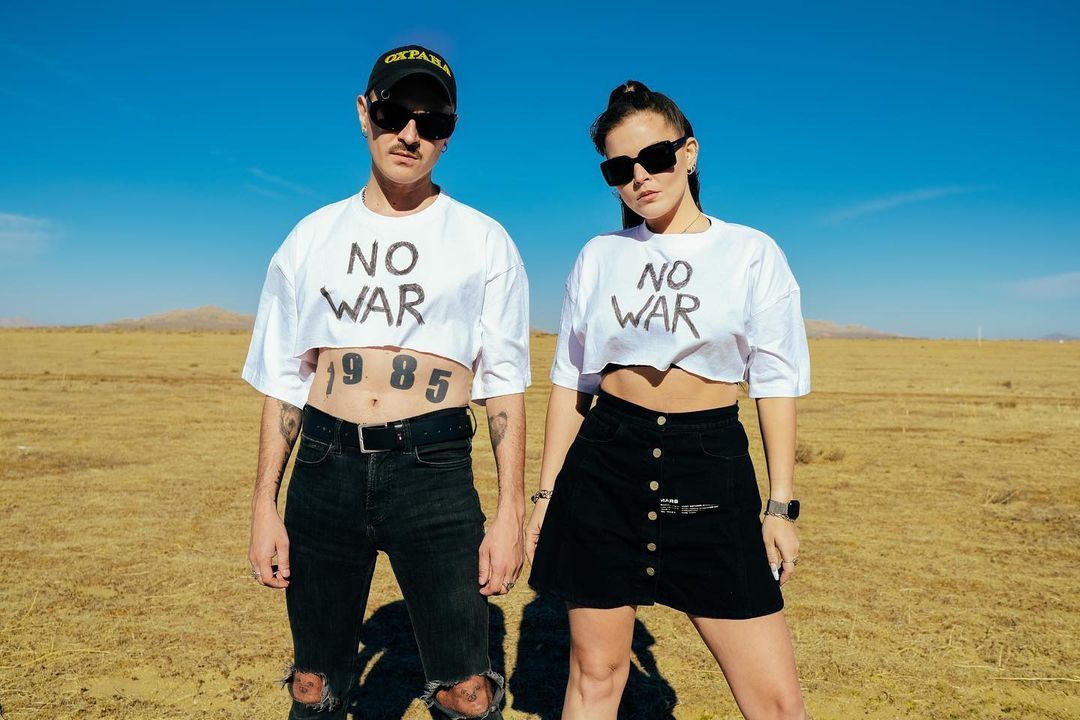 Группа Little Big опубликовала фото 'NO WAR' на фоне желтого поля и голубого неба - 542019 Группа Little Big опубликовала фото 'NO WAR' на фоне желтого поля и голубого неба - фото 542019