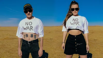 Группа Little Big опубликовала фото "NO WAR" на фоне желтого поля и голубого неба