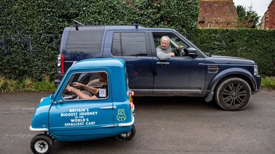 Мужчина катается на самой маленькой машине в мире
