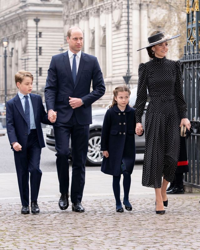 Герцоги Кембриджські вперше за довгий час вийшли у світ із старшим сином та донькою - фото 542064