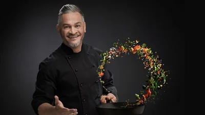 Ектор Хіменес-Браво повернувся до Києва та зробив фотку з українським прапором