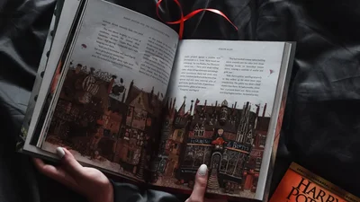 Українські зірки порадили, які книги почитати під час війни