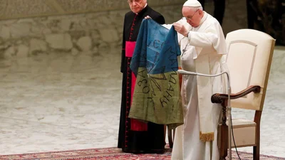 Фото дня: Папа Римський цілує прапор України